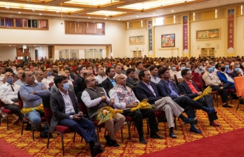 Hon'ble Minister of State for External Affairs and Parliamentary Affairs Shri V. Muraleedharan addressed the Indian community at the Syro-Malabar Church at Santa Ana, Los Angeles on May 22, 2022. He also replied to several queries from the community. Minister also addressed a large Indian community at BAPS Shri Swaminarayan Mandir in Chino Hills, Los Angeles during the visit. He appreciated the humanitarian activities of BAPS in general and in evacuation of Indians from Ukraine in particular. He shared Government's path breaking initiatives across the sectors including the pandemic, Vaccine Maitri and economic reforms